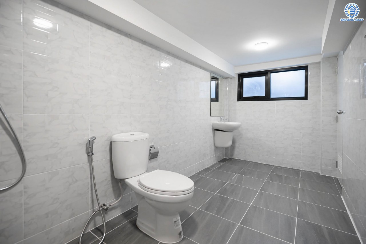 บ้านมือสองตกแต่งใหม่ ตกแต่งสไตล์ Nordic โครงการ กฤษดานคร18 บรมราชชนนี-พุทธมณฑลสาย3  เนื้อที่ 60 ตร.ว. บนพื้นที่ใช้สอยมากถึง 322 ตร.ม. อีกระดับของฟังก์ชัน 3 ห้องนอน 3 ห้องน้ำ 1 ห้องอเนกประสงค์ จอดรถได้ 3 คัน บรรยากาศสุด Private บนทำเลศักยภาพเชื่อมต่อหลายเส้นทาง ใกล้เซ็นทรัลปิ่นเกล้า ม.มหิดล และทางด่วน "ศรีรัช"